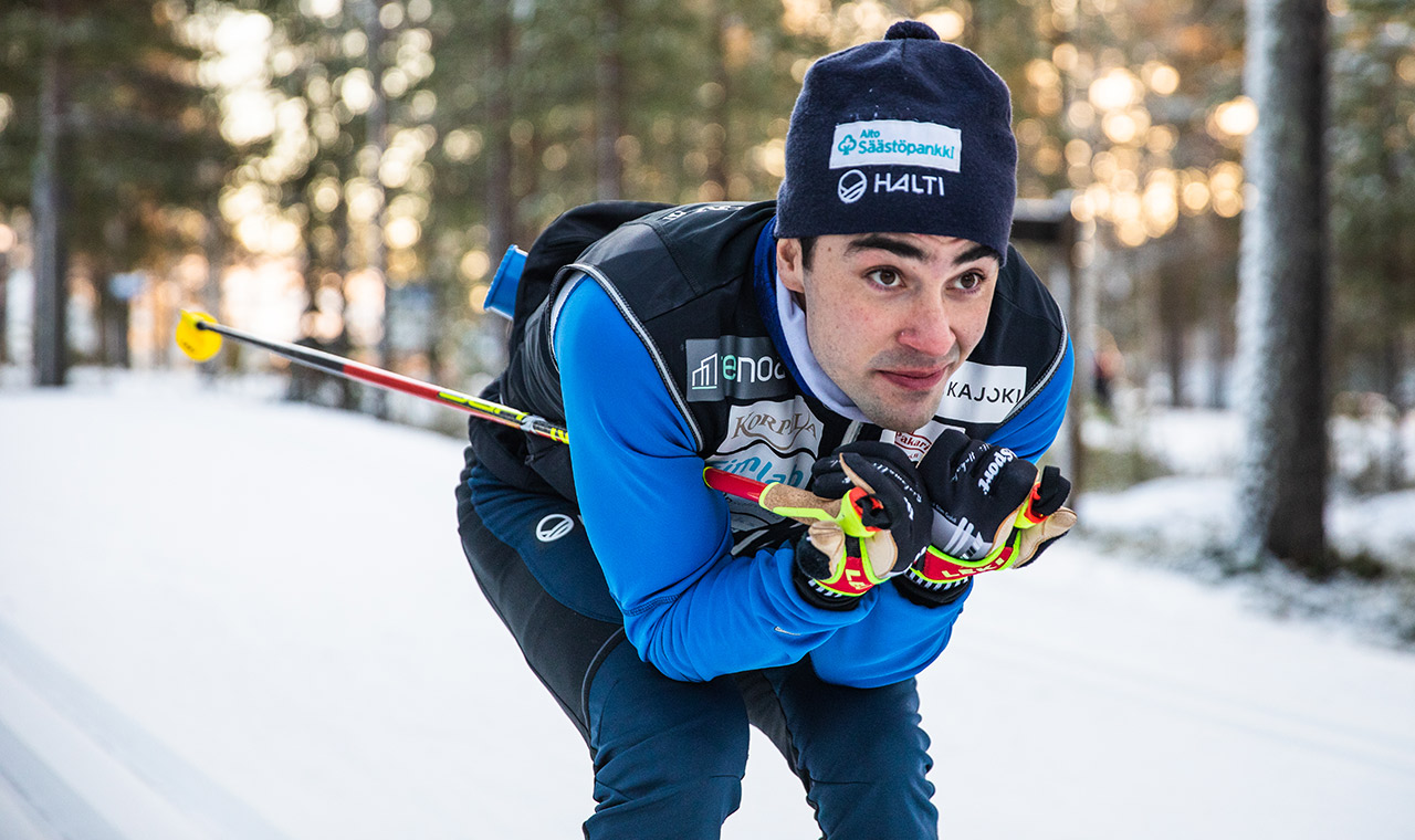Kuvassa hiihtäjä ja liikunta-aliupseeri Ristomatti Hakola.