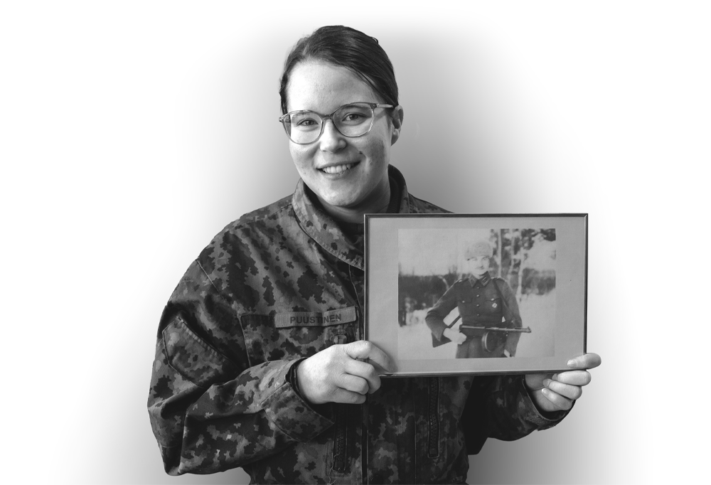 Kaartinjääkäri Annika Puustinen hymyilee ylpeänä käsissään isoukkinsa kuva.