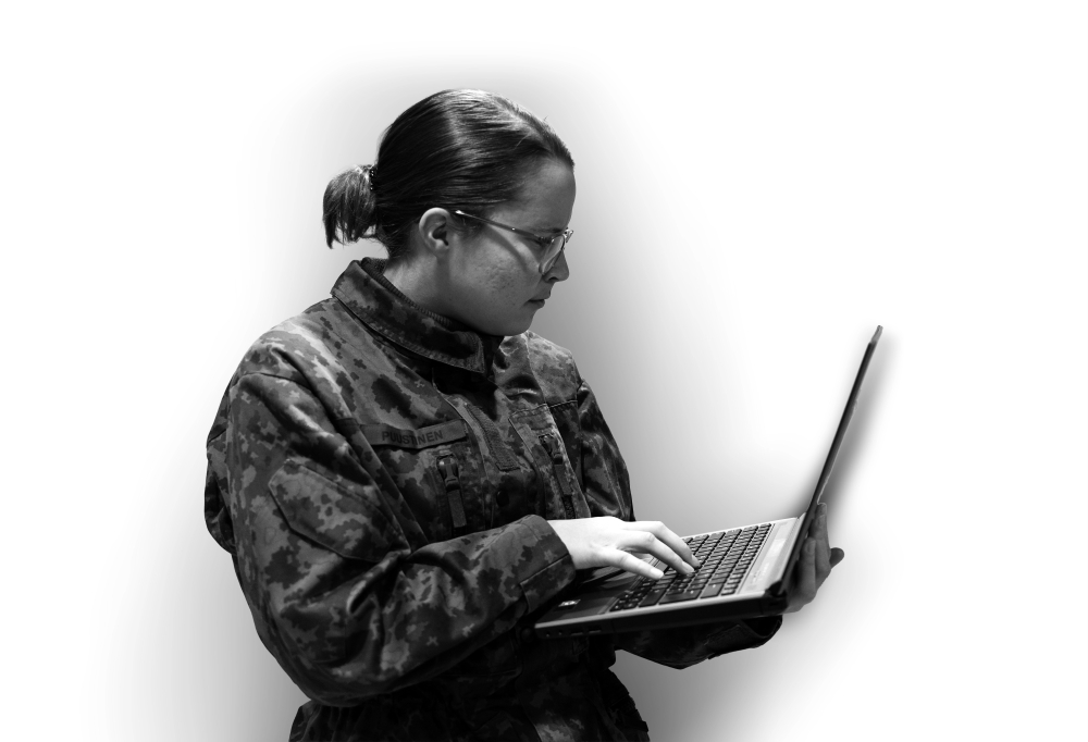 Kaartinjääkäri Annika Puustinen etsii tietoa kannettavalta tietokoneelta.