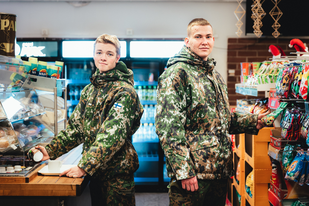 Kuvassa Kaartin jääkärirykmentin sotilaskodin linjastolla olevat oppilaskorpraali Max Zilliacus ja kaartinjääkäri Eemil Karuveha.