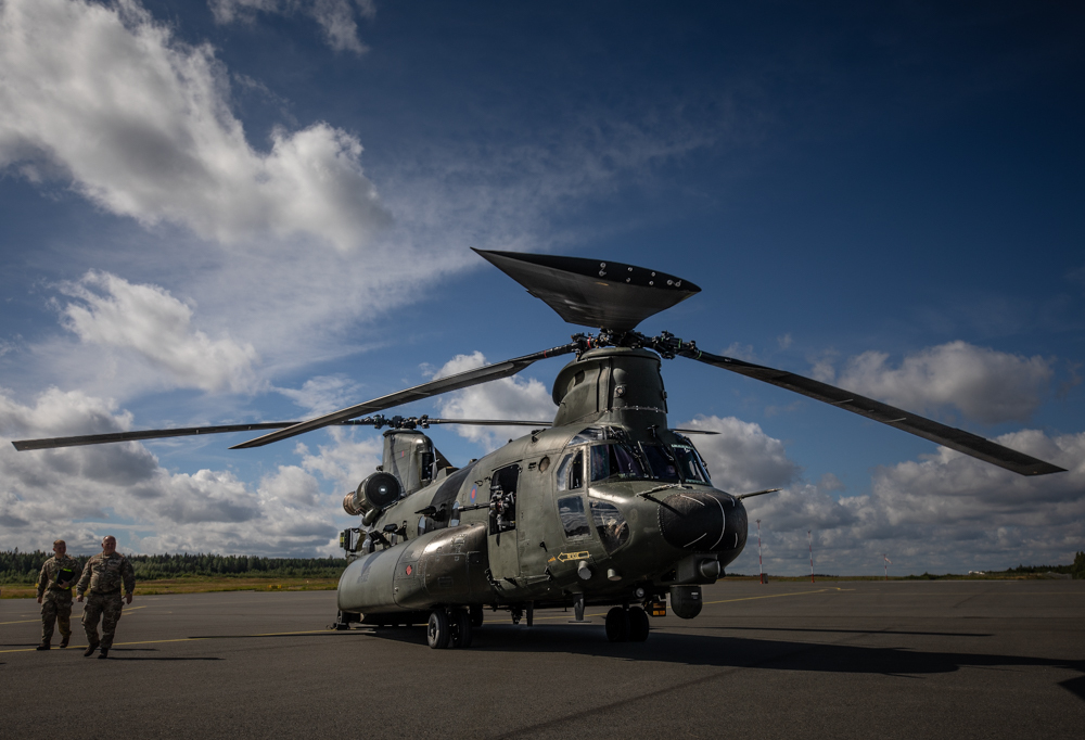 Chinook CH-47 Edestä