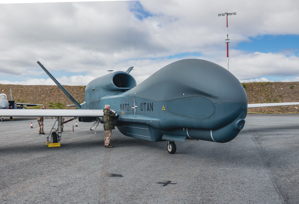 Kuvassa on Naton RQ-4D Phoenix -valvontakone.