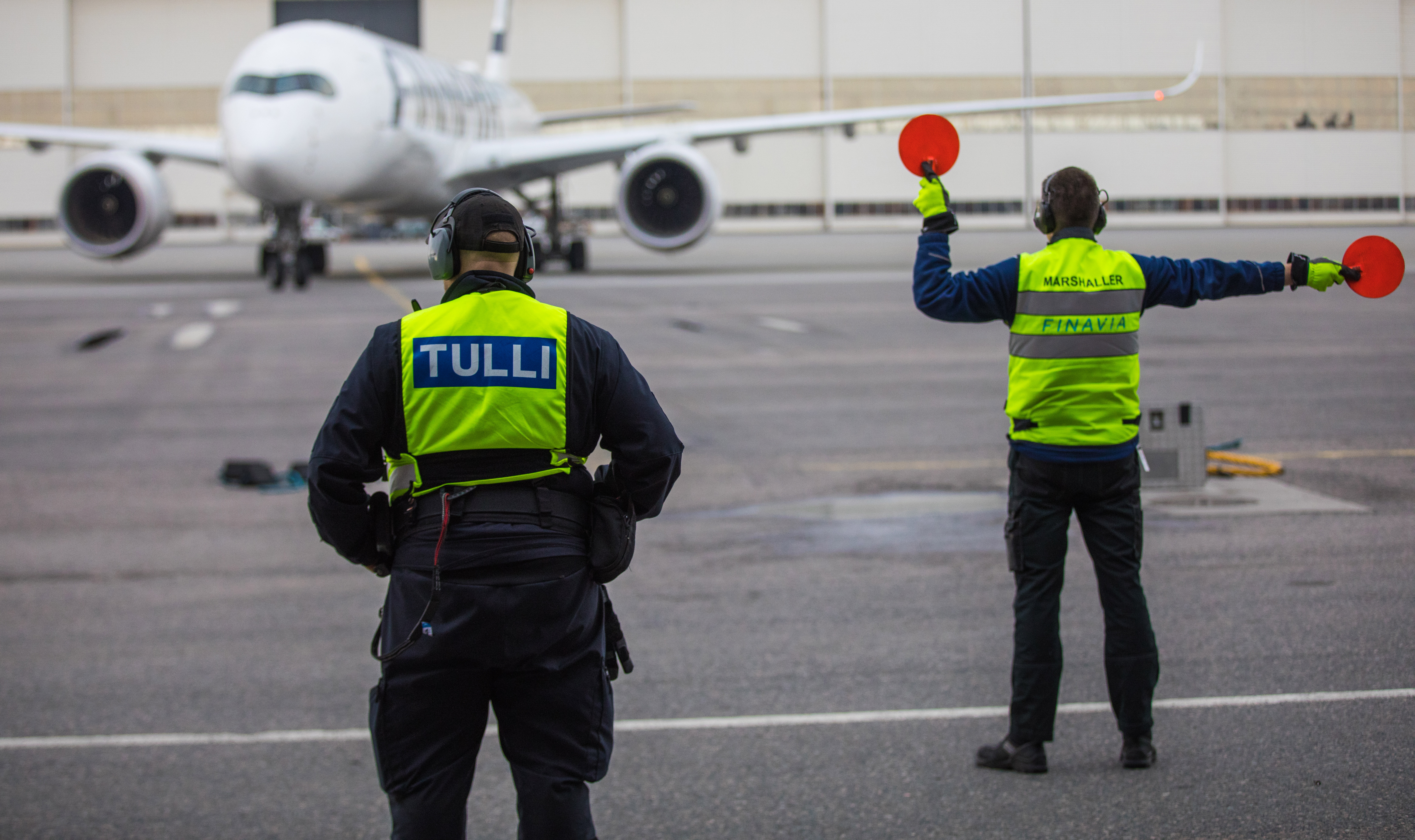 Kuvassa tullitarkastaja valmistautumassa tarkastamaan Bankokista saapuneen lentokoneen.