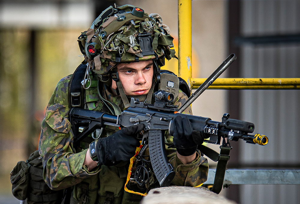 Sotilas taisteluvarustuksessa.