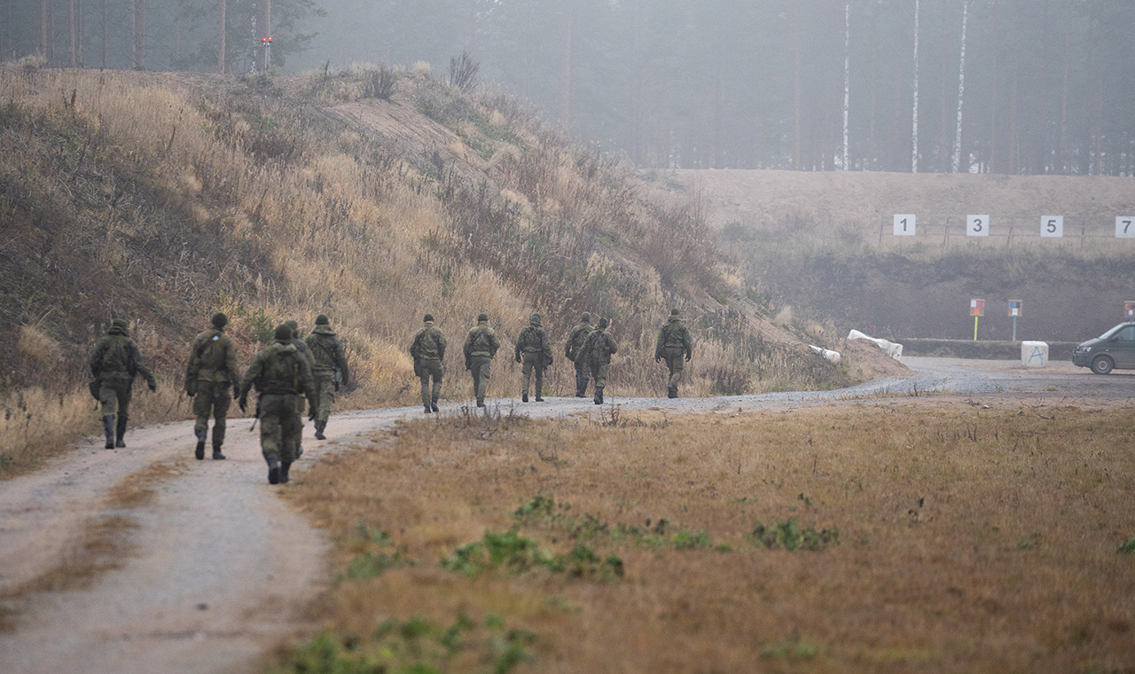 Kuvassa erikoisrajajääkäri ylittämässä vesistöä.