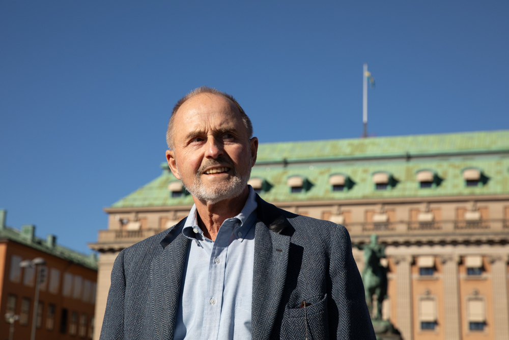 Robert Dalsjö kuvattuna Ruotsin puolustusministeriön sekä Kustaa II Aadolfin patsaan edessä Tukholmassa.