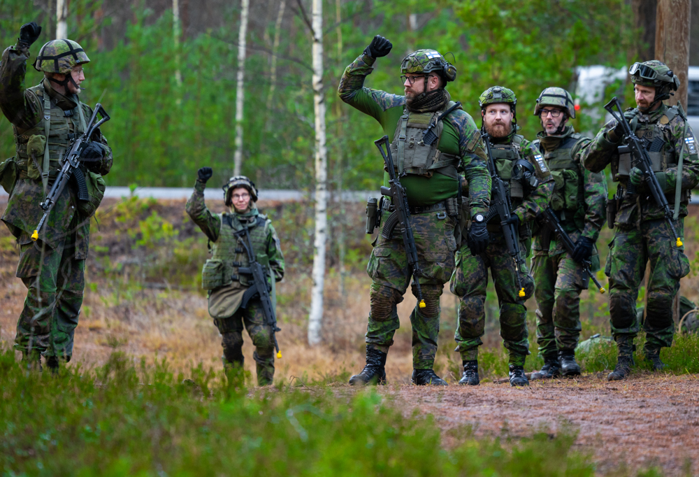 Kuvassa ahvenanmaalaisia reserviläisiä taisteluharjoituksessa.