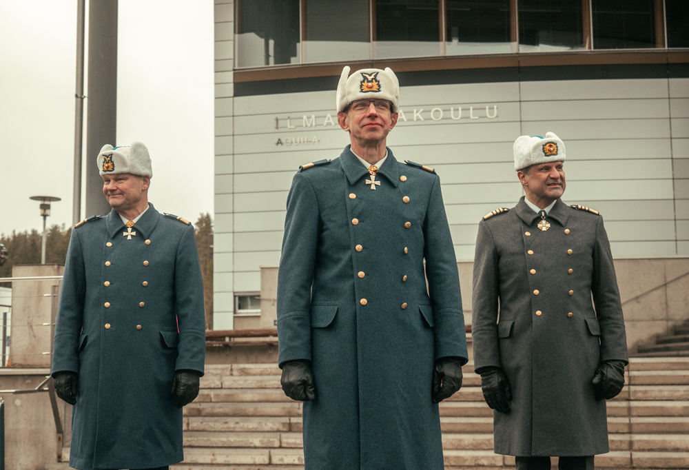 Ilmavoimien väistyvä komentaja, tuleva komentaja sekä Puolustusvoimain komentaja Ilmasotakoulun edessä.