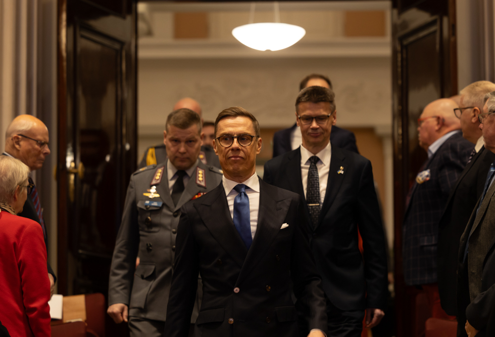 Alexander Stubb kävelemässä Helsingin yliopiston juhlasaliin.