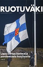Suomen lippu nousemassa salkoon Suomenlinnassa aamuhämärässä.