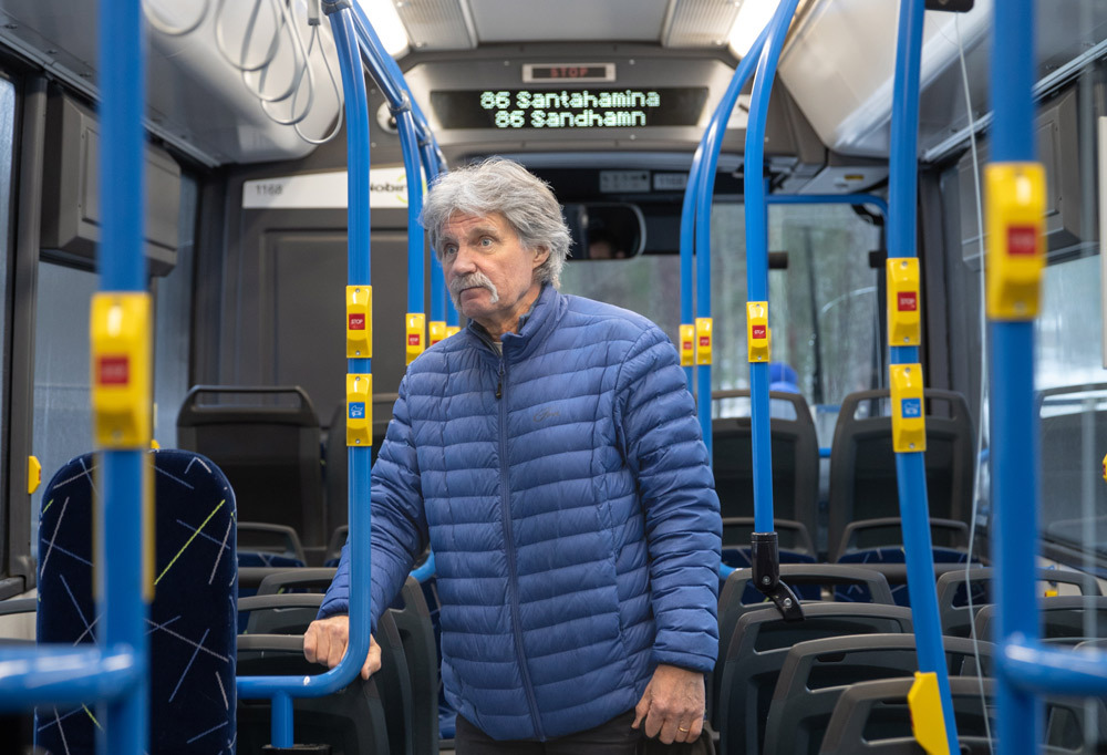 Kuvassa Jarmo Salminen bussissa.