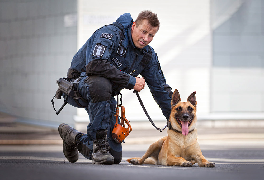 Harri Gustafsberg poliisikoiran kanssa.