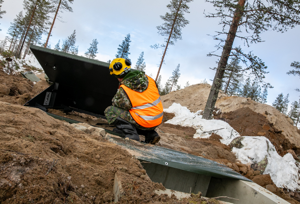 Kuvassa on linnoituksen päälle laitettava teräsluukku.