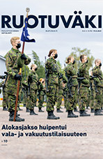 Alokkaita sotilasvalassa.