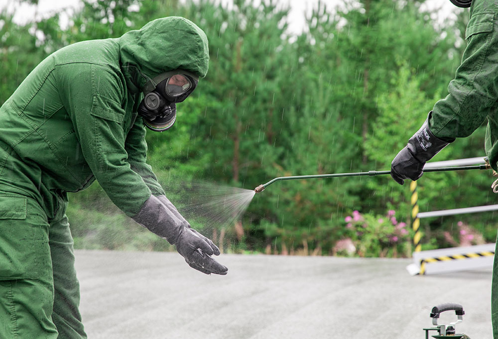 Kuvassa suojavarusteisiin pukeutunut sotilas.