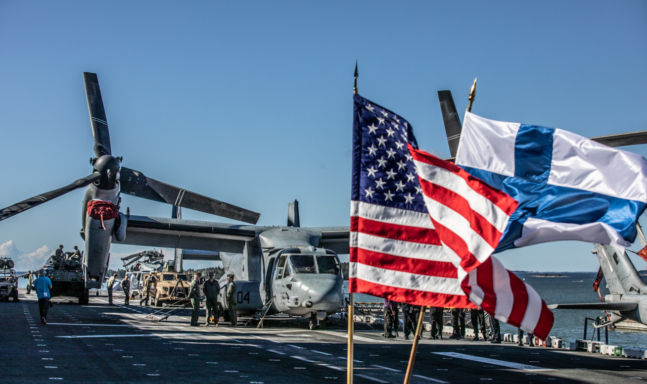 Kuvassa helikopteri USS Kearsargen