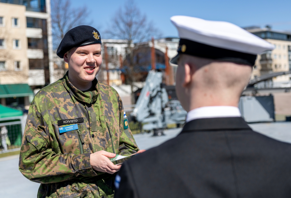 Toimittajamme haastattelemassa upseeria.