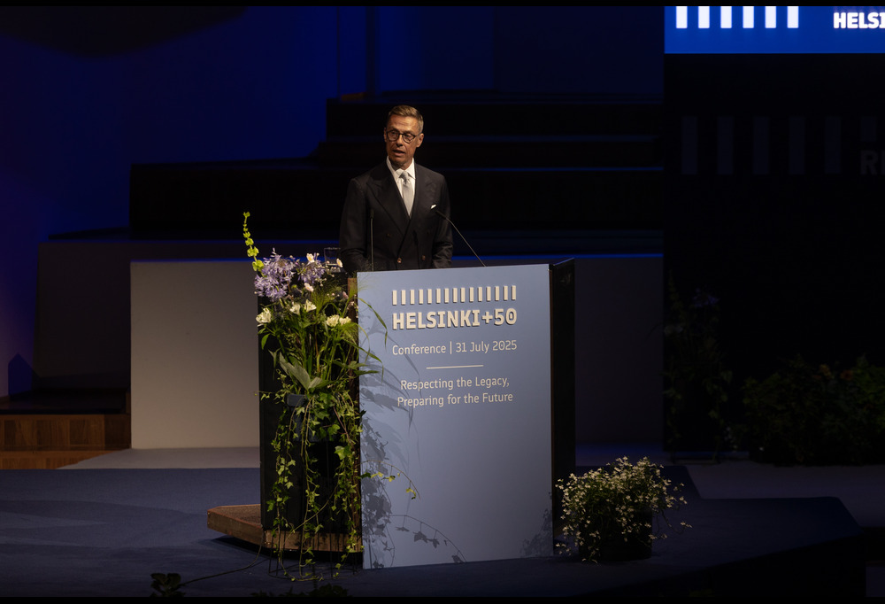 Tasavallan presidentti Alexander Stubb pitää puhetta.