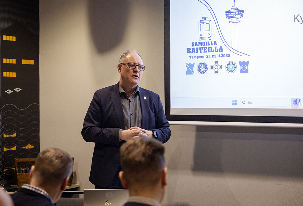 Kosonen pitää puhetta ruudun edessä