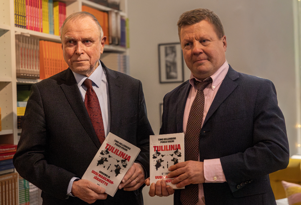 Kirjailijat Pekka Visuri ja Timo Hellenberg vierekkäin.