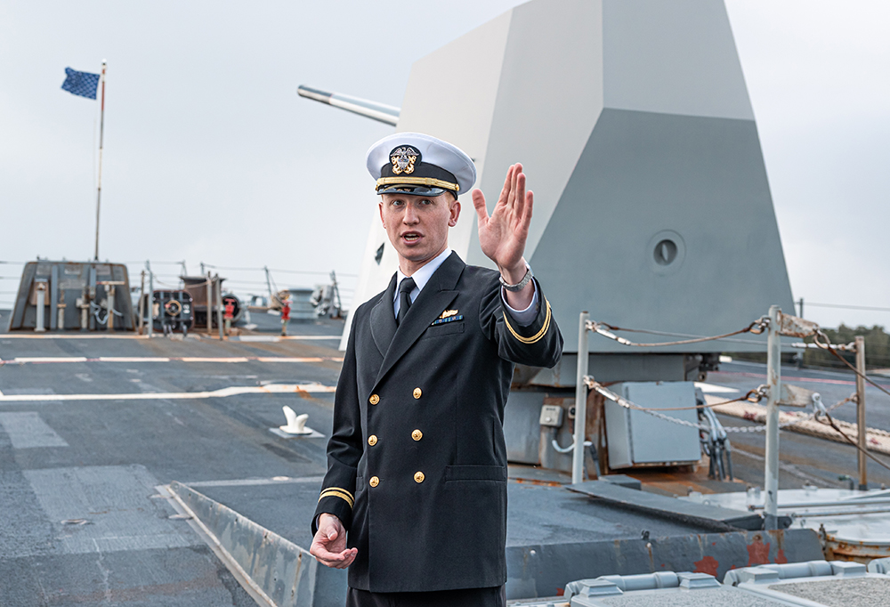 Luutnantti Charles Loyack aluksen kannella.