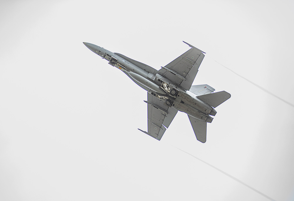 F/A-18 Hornet -hävittäjä taivaalla.