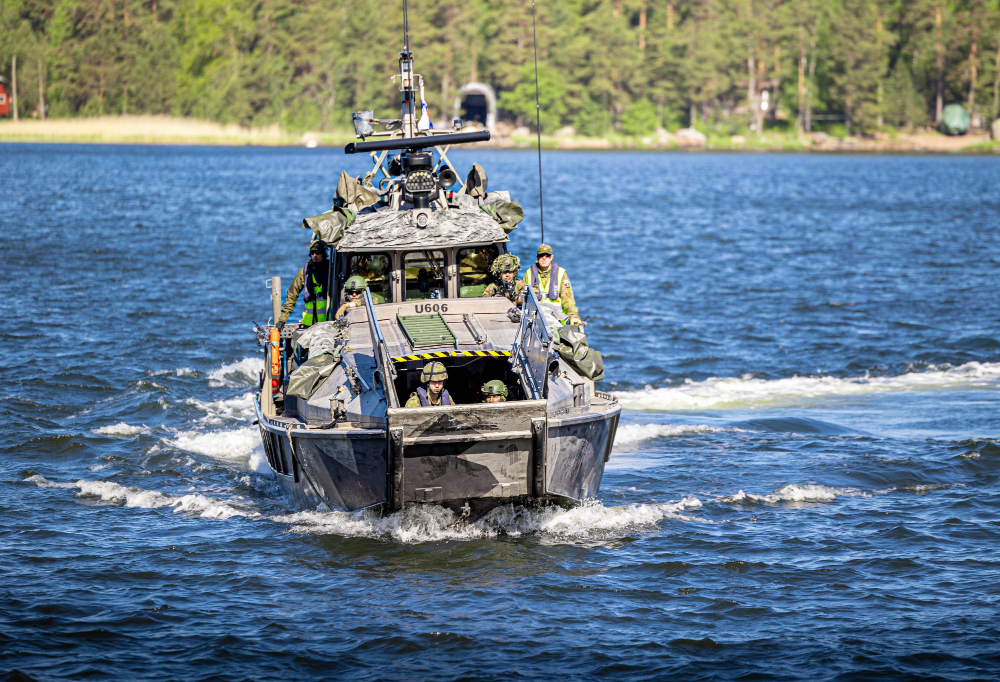 Kuvassa saksalaisarmeija on harmaan veneen sisällä.