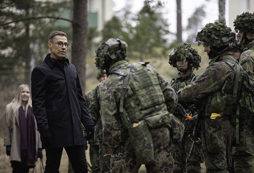 Stubb keskustelee varusmiesten kanssa maastossa