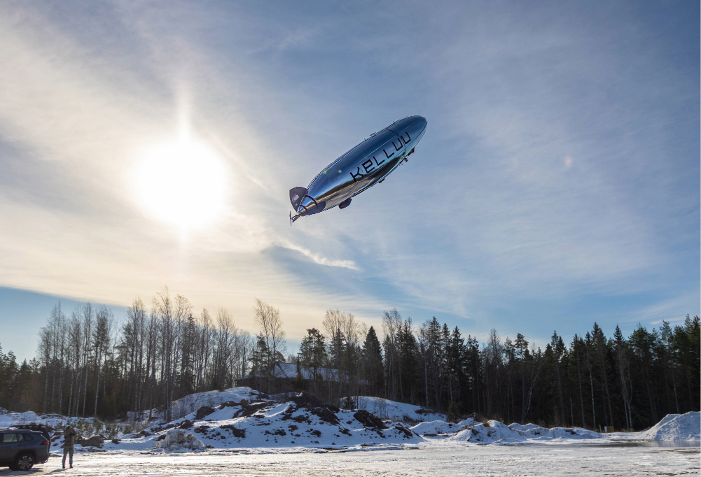 Kuvassa Kelluu-yrityksen ilmalaiva nousee taivaalle.