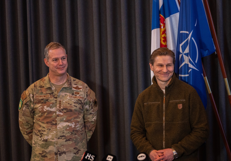 Kenraali Grynkewich ja puolustusministeri Häkkänen seisovat hymyillen.