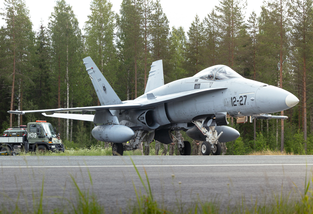 Hornet-hävittäjä maantietukikohdassa.