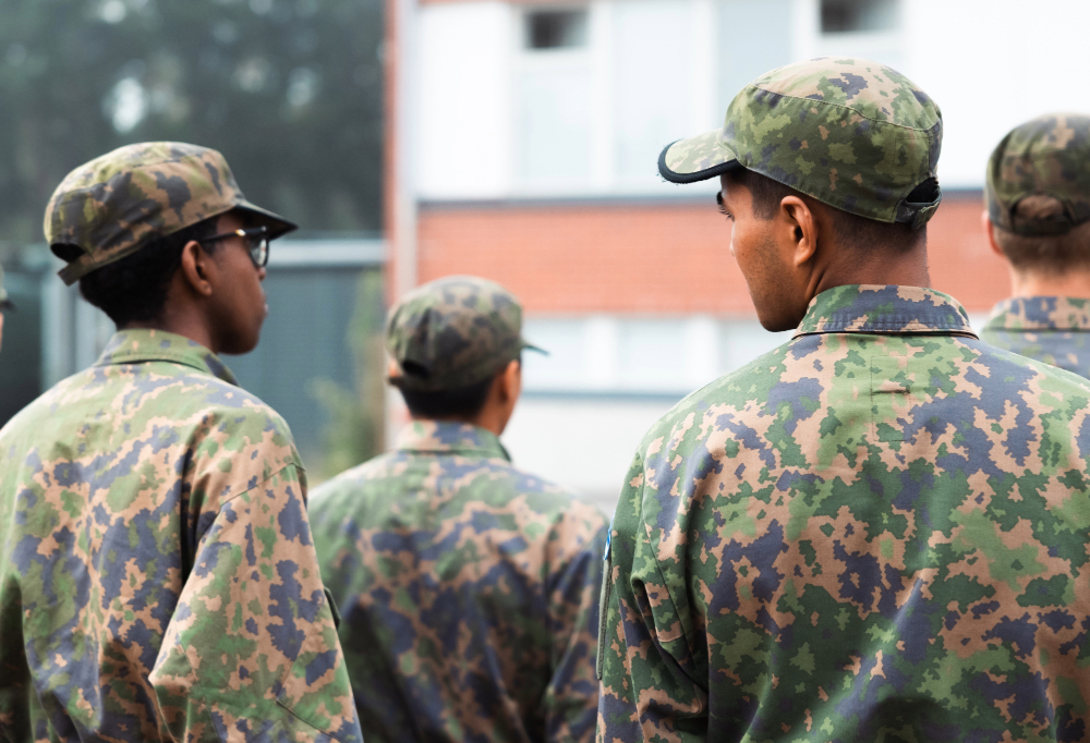 Varusmiehiä kuvattuna takaata