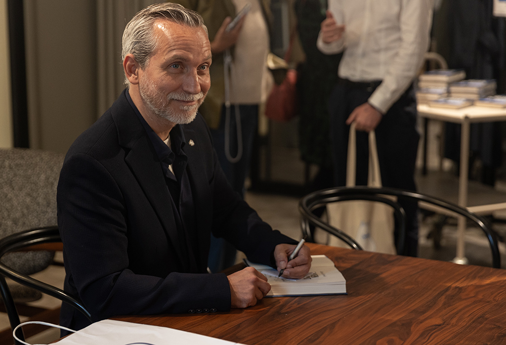 Olivier Norek esittelemässä kirjaansa.