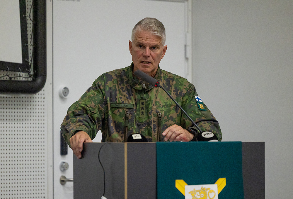 Kenraaliluutnantti Pasi Välimäki puhumassa tiedotustilaisuudessa.