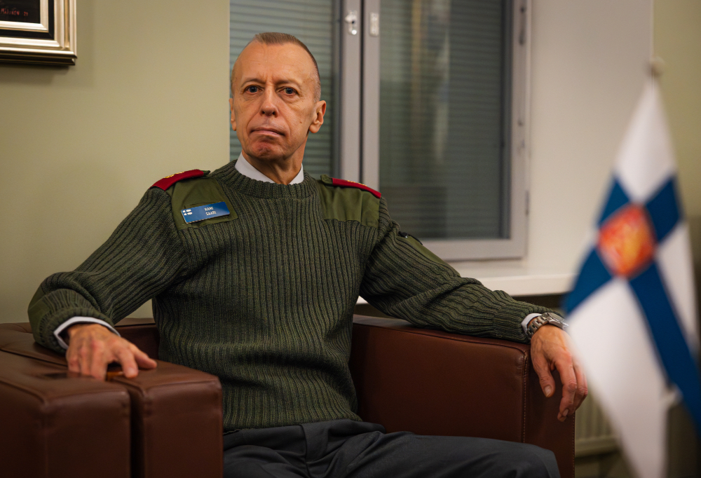 Kenraaliluutnantti Rami Saari istuu ja katsoo kameraan.