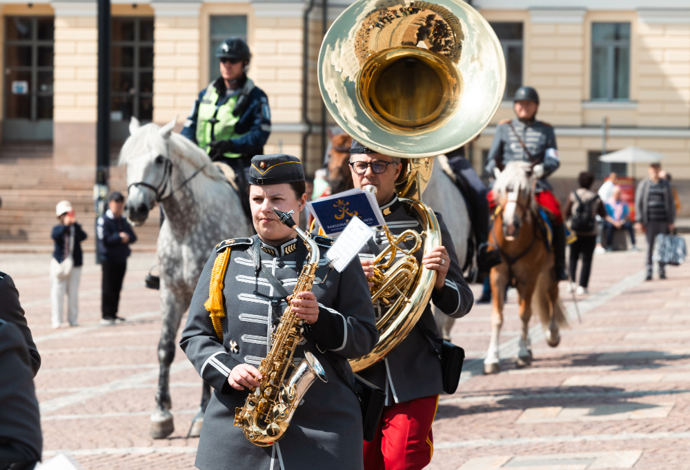 Paraatijoukot marssivat Helsingissä.