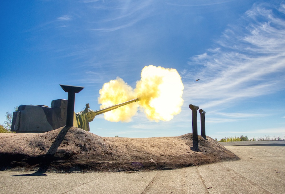 Kuvassa rannikkotykki ampuu panoksen taivaalle.