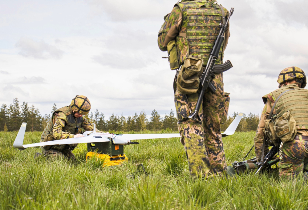Varusmiehet valmistelevat lennokin laukaisemista.