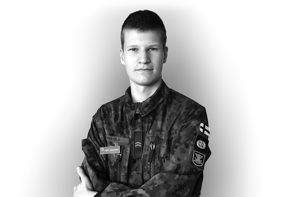 Kaartinjääkäri Otso Heikkilä pitelee molemmissa käsissään silmälaseja.