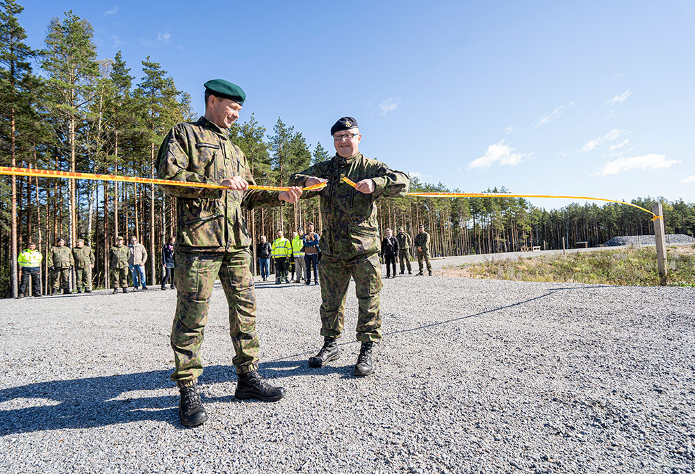 Kaksi komentajaa uudistetun Syndalenin avajaisissa.