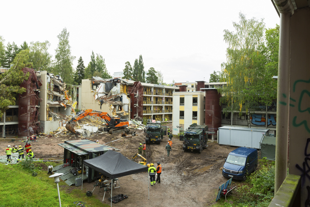 Pelastajat harjoittelemassa rauniostapelastamista.