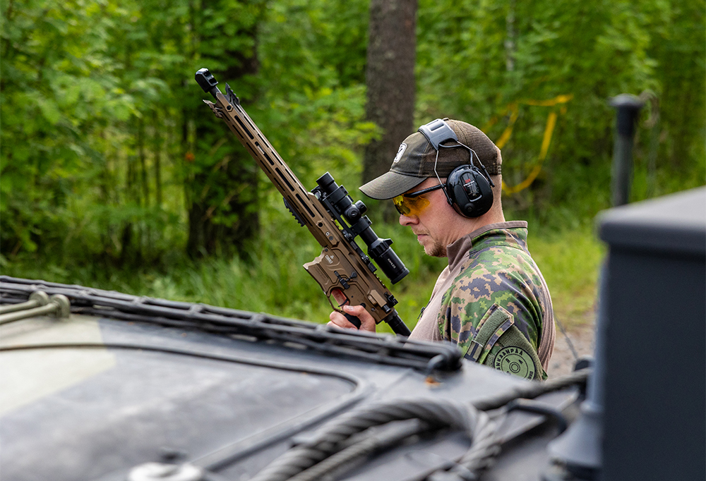 Kuvassa reserviläinen kiväärin kanssa Sovelletun reserviläisammunnan suomenmestaruuskilpailut