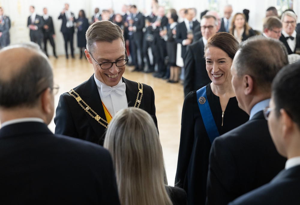 Tasavallan presidentti Alexander Stubb ja hänen vaimonsa Suzanne Innes-Stubb juhlapuvuissa.