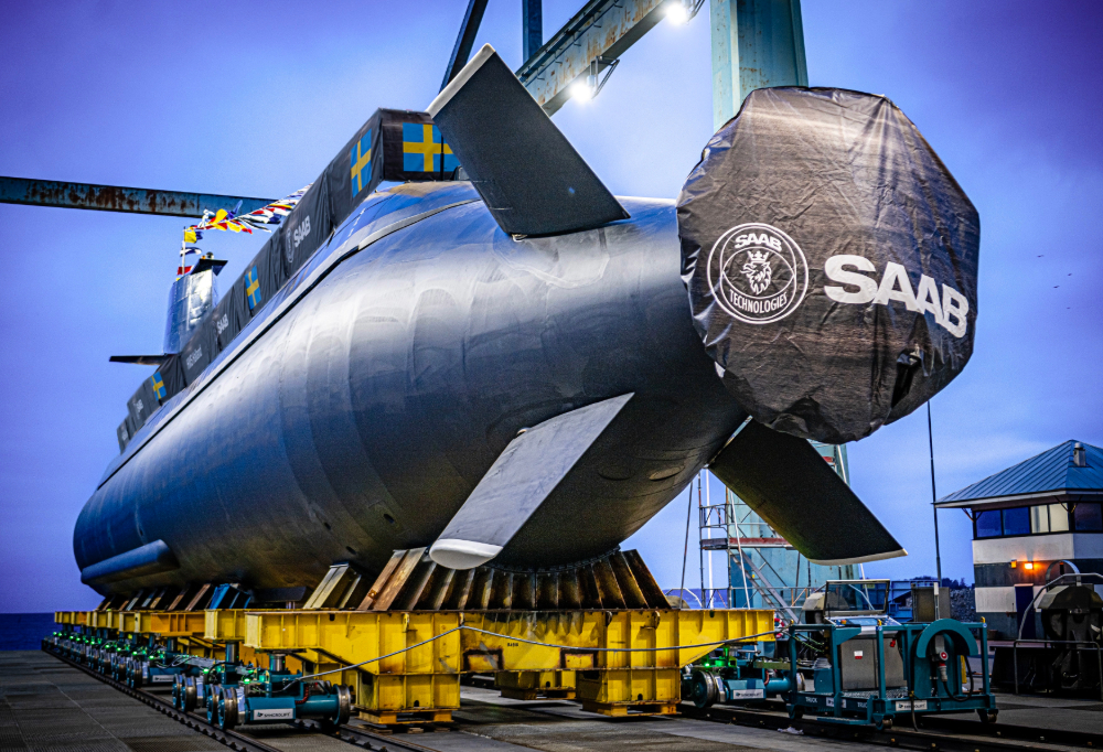 Kuvassa lasketaan Saabin sukellusvenettä vesille.