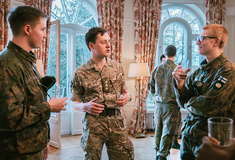 Kapteeni Alex Wilkinson keskustelee kahden varusmiehen kanssa.