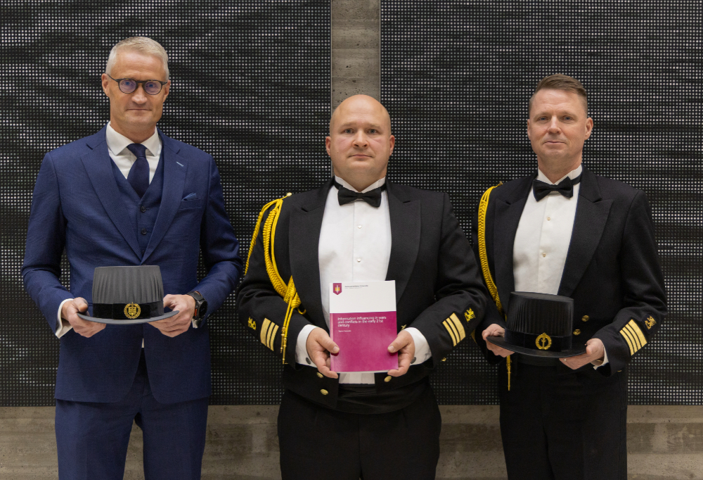 Aki-Mauri Huhtinen, Teemu Saressalo ja Jarno Limnéll poseeraavat kameralle.