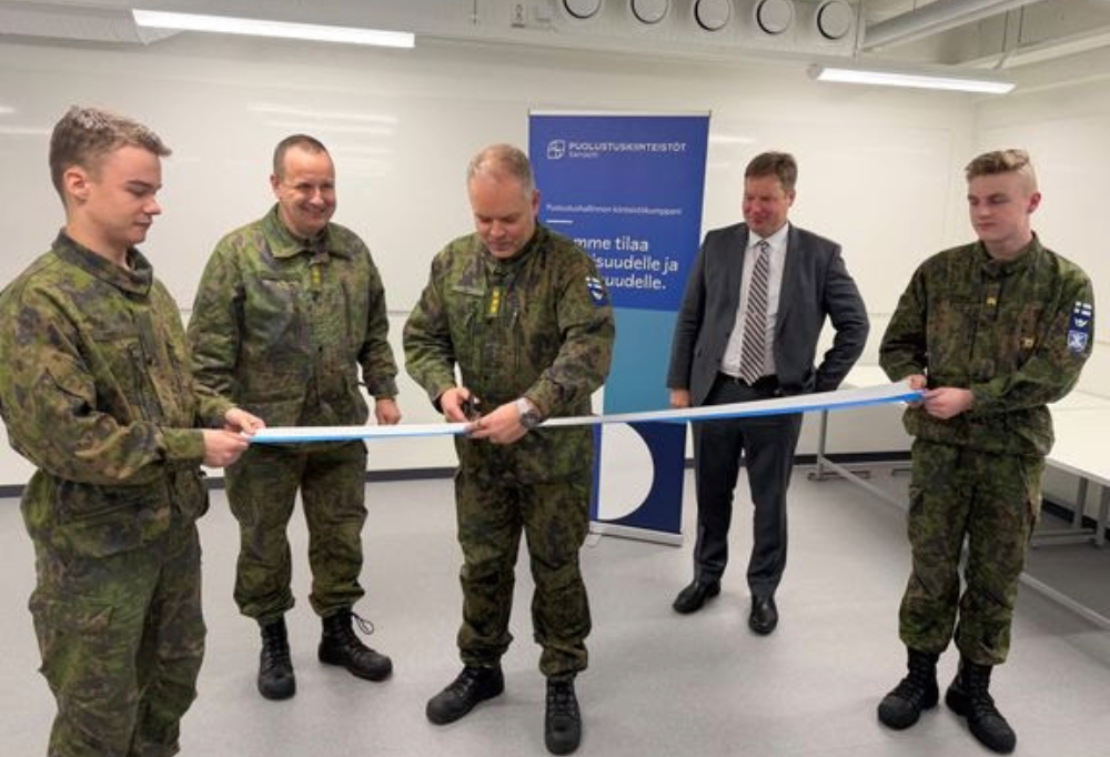 Sotilashenkilöt leikkaavat nauhan.