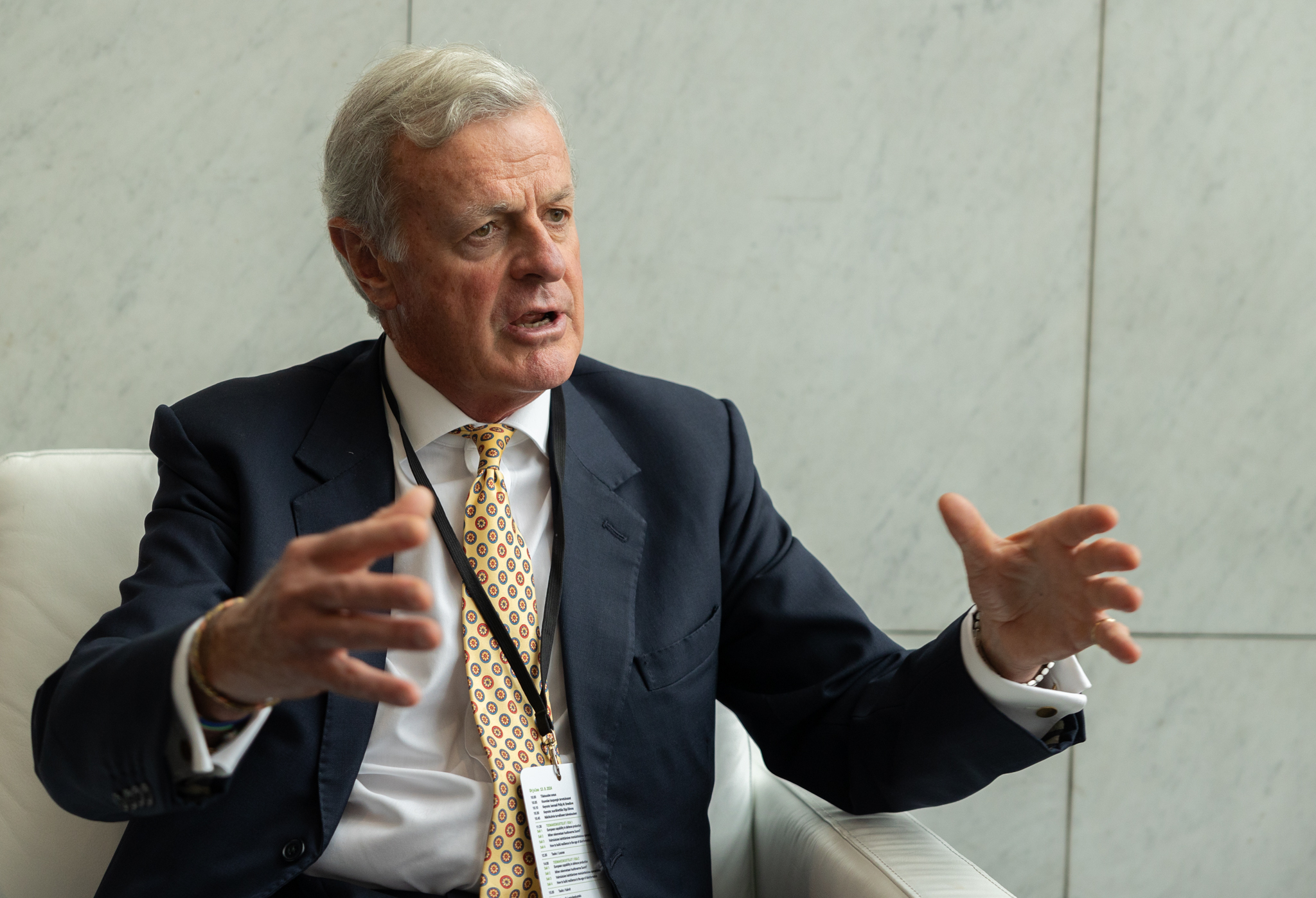 Kenraali Shirreff haastateltavana.