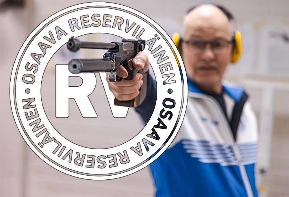 Kuvassa Teijo Sirniö tähtää aseella.