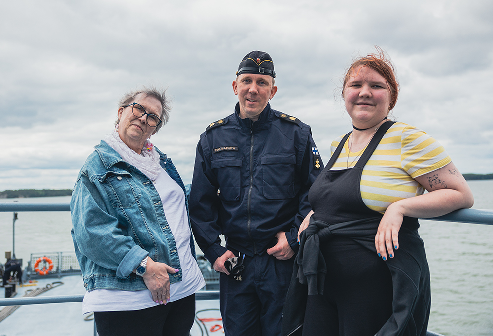 Pursimies Perttu Pihlajaviita seisoo äitinsä ja pikkusiskonsa kanssa laivan kannella.
